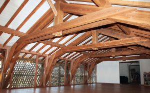 [:fr]Charpente douglas, ferme à entrait retroussé pour loft[:en]Douglas pine trussed rafter roof[:]