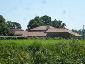 [:fr]Couverture plaques sous tuile et chapeautage tuile canal[:en]Roof of undulated sheeting with old tile cover[:]