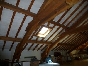 [:fr]Fenêtre de toiture Velux confort GGL 78x98 sur charpente traditionnelle avec isolation starking[:en]Skylight 'Velux confort GGL' 78x98 in traditional timber roof with 'Starking' insulation[:]