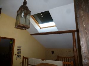 [:fr]Fenêtre de toiture Velux confort GGL intégra 134x140 avec volet roulant[:en]Skylight 'Velux confort GGL integra' 134x140 with roller shutter[:]