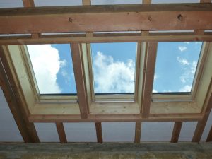 [:fr]Fenêtre de toiture Velux GGL confort 78x118 pose en combinaison horizontale trio[:en]Skylight 'Velux GGL confort' 78x118 in triple installation[:]