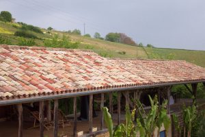 [:fr]Toiture hangar PST et vieille tuile canal[:en]Barn roof in sheeting with old tile cover[:]